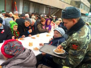 На майдані коло церкви революція іде