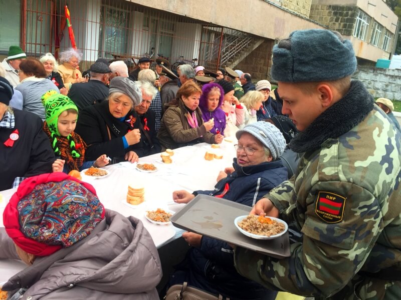 На майдані коло церкви революція іде