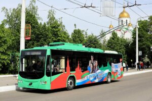 Маленькі хатиночки по місту біжать, діти й дорослі  в хатиночках сидять…