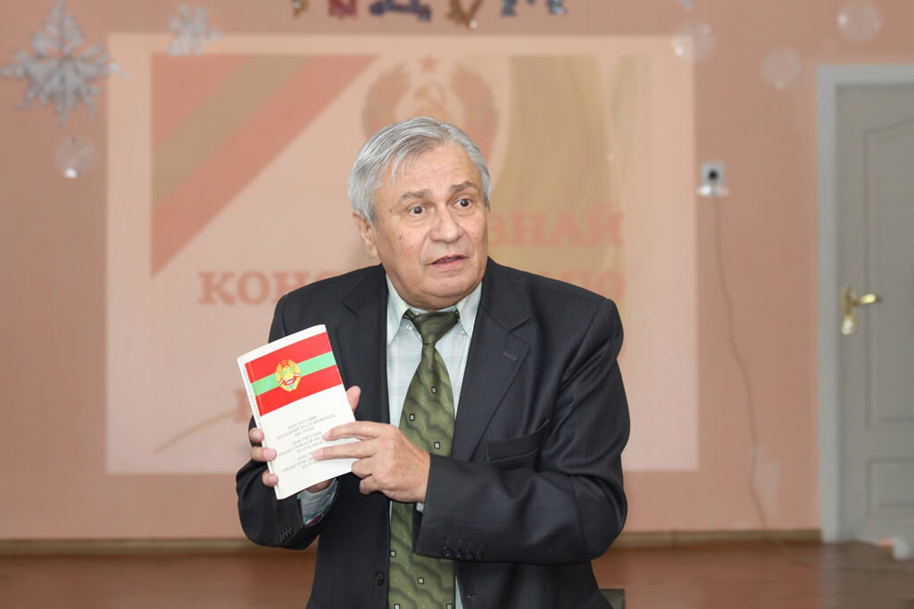 Яскраві барви строгих законів Конституції