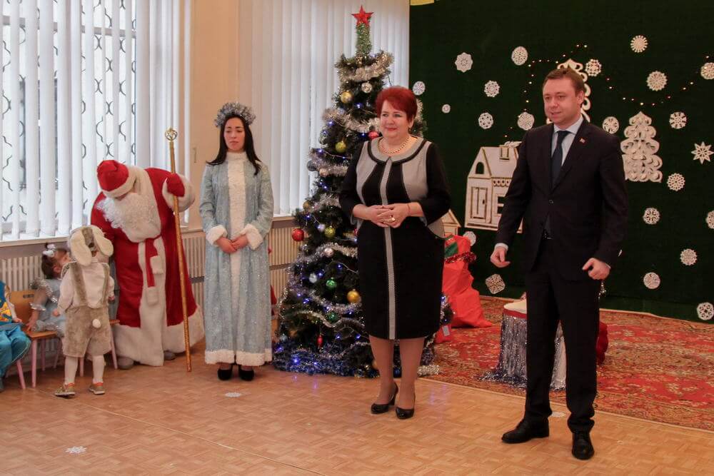 У новорічному хороводі разом з дітьми