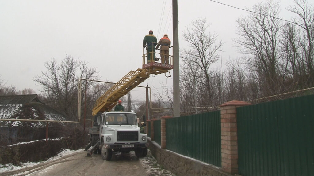На хрустовських вулицях відновлюють освітлення
