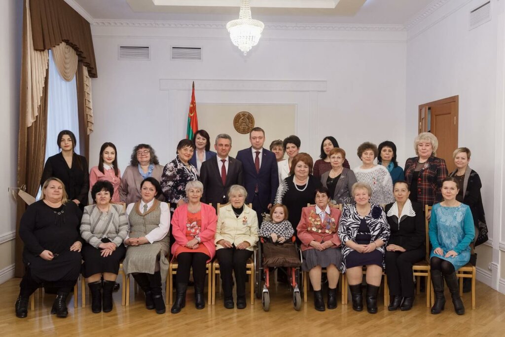 Зустріч з президентом розпочалася з квітів