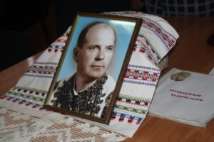 Бюст  придністровському поету