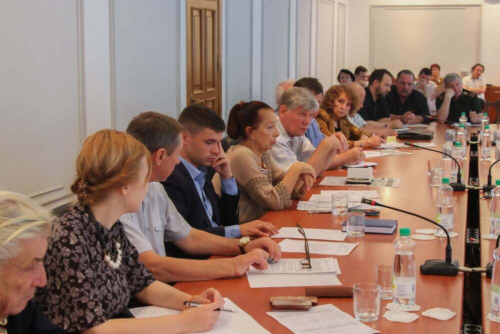 У тісній взаємодії з громадськістю