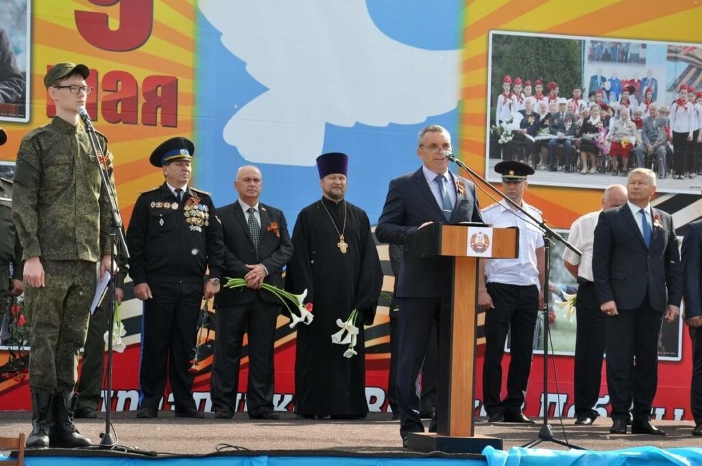 І знову травень, квіти та салют!