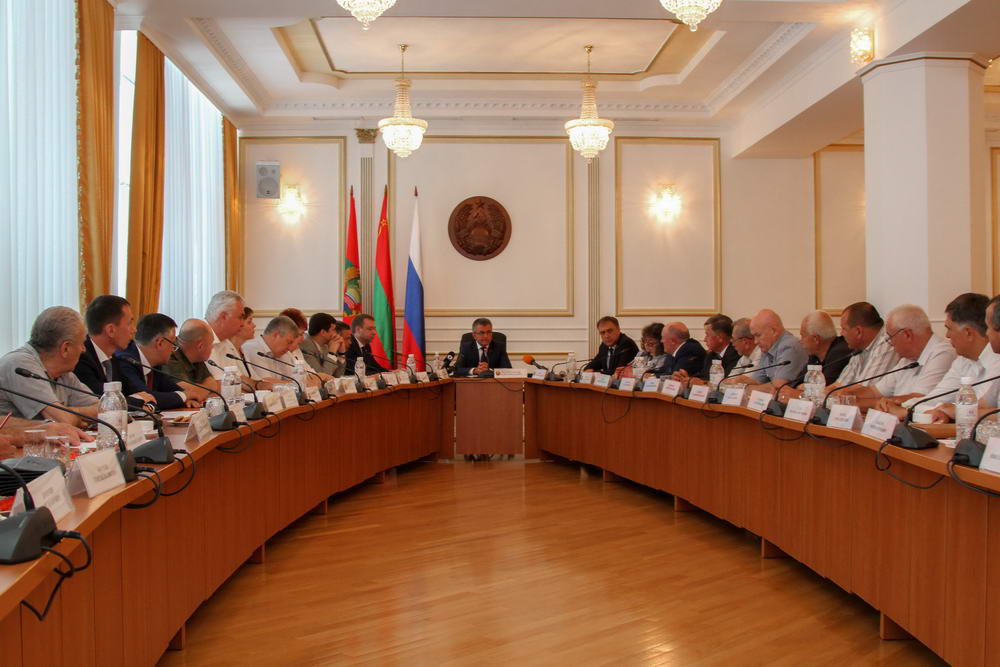 Президент зустрівся з захисниками республіки