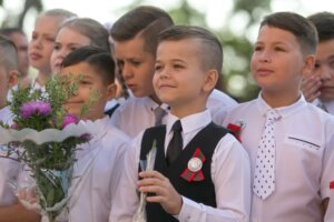 Скінчилася літня пора, до школи поспішає дітвора