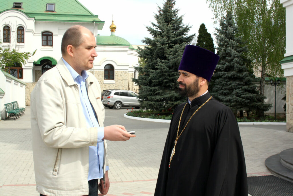 «Христос воскрес! Христос воскрес!» – по землі лунає. Отець Божий із небес радість посилає