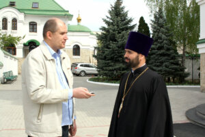«Христос воскрес! Христос воскрес!» – по землі лунає. Отець Божий із небес радість посилає