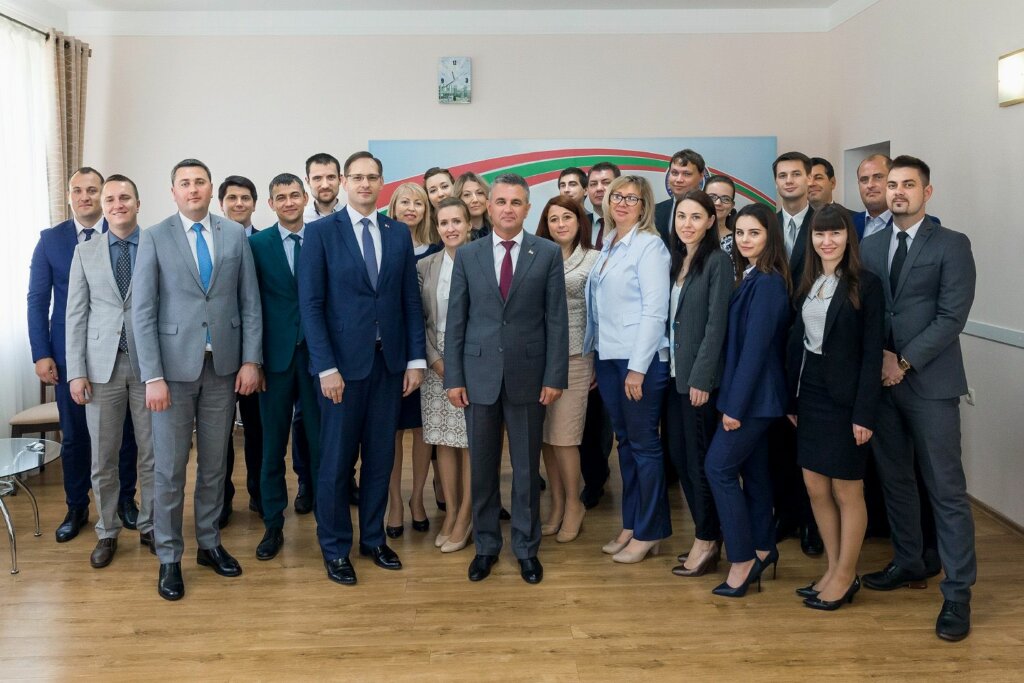 Діалог Президента з державними службовцями триває