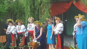 Квітка папороті та ромашка в одному святковому букеті