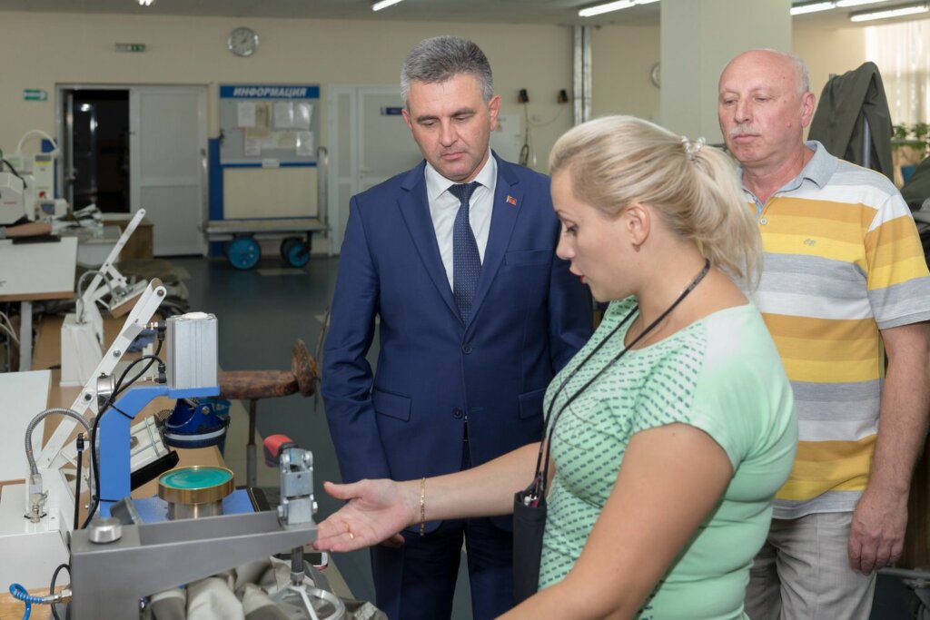 Швейники роблять світ ошатнішим і теплішим