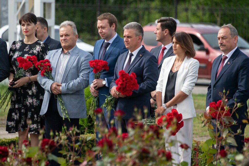 В. КРАСНОСЕЛЬСЬКИЙ: «Без людей у білих  халатах не обійтися»