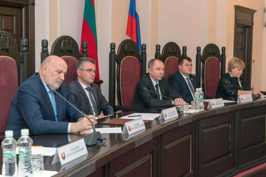 Будь-яка держава повинна жити за Конституцією та законом