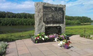 Переправа, переправа! Берег лівий, берег правий…
