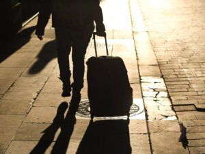 РОБОТА ЗА КОРДОНОМ:  чи варто змінювати своє життя?