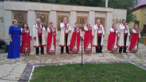 Над селом моїм летят пісні-птиці й кличуть за собою