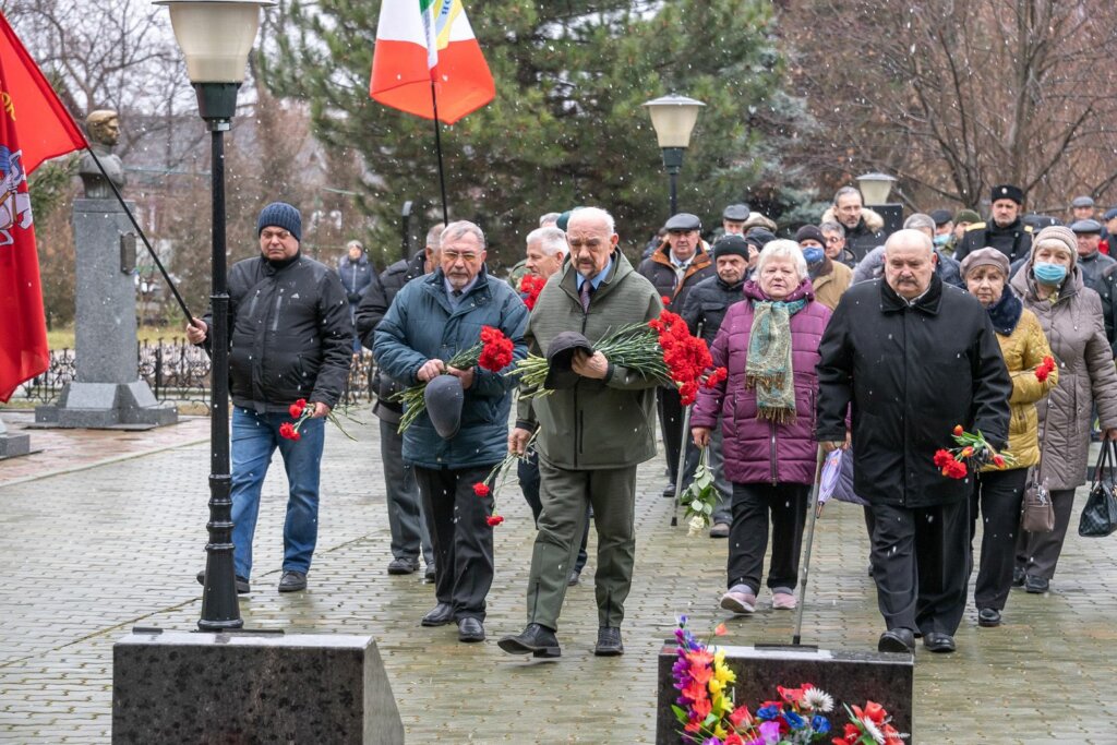 Покладання квітів під залпи салюту…