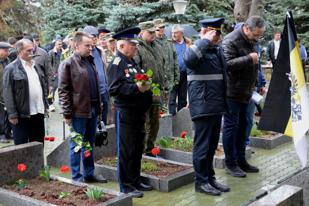 Справа його живе