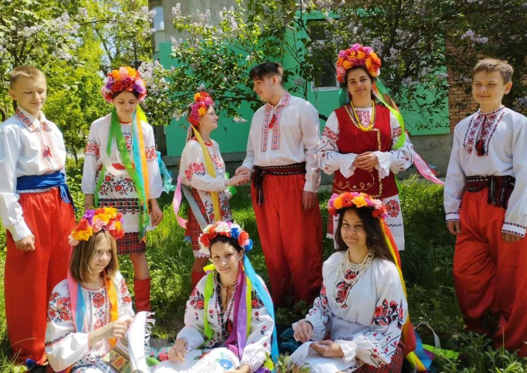 Мені сорочку мама вишивала, неначе долю хрестиком вела