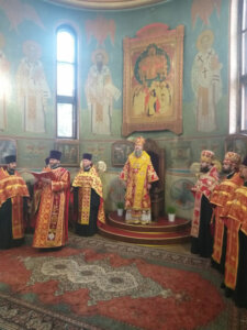 І дзвони великодні  лунають до небес. Радіймо всі сьогодні – Христос Воскрес!