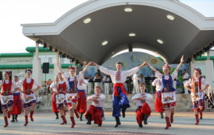 Відпочиваємо з музикою, піснею й танцями