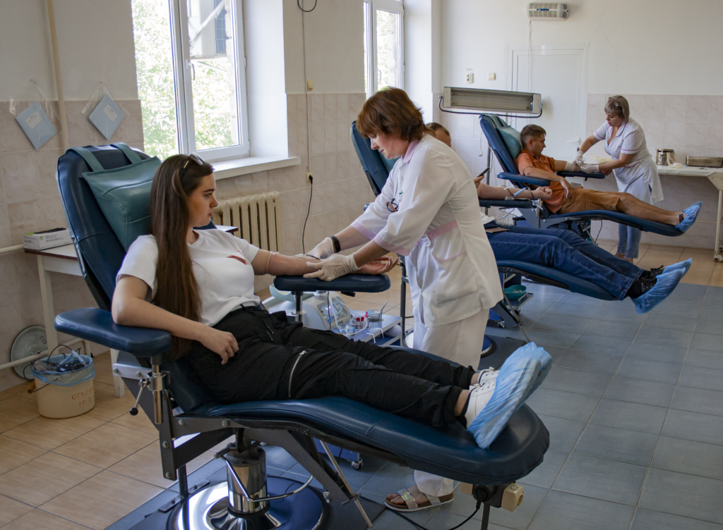 Допомагати іншим  означає бути людиною