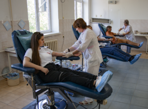 Допомагати іншим  означає бути людиною