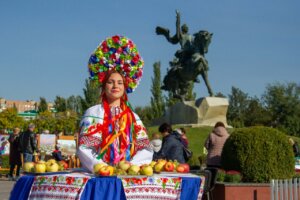 Під небом чистим, під сонцем променистим розкинулось місто, квітуче, як сад!