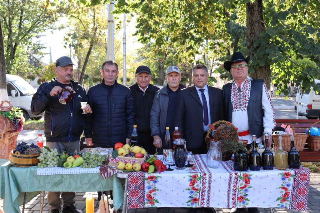Максим Рильський: «У щастя людського два рівних є крила: троянди й виноград, красиве і корисне»
