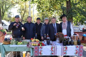 Максим Рильський: «У щастя людського два рівних є крила: троянди й виноград, красиве і корисне»