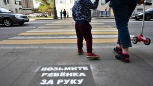 Написи на асфальті – нагадування для пішоходів