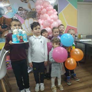 Інтер’єр, меню та солодощі в асортименті