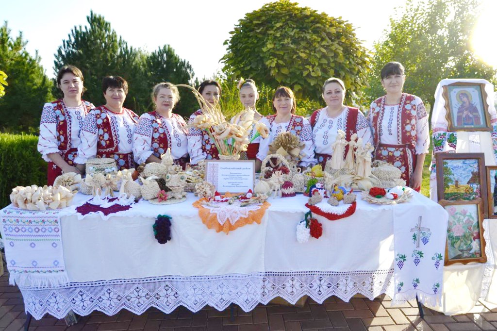 Людей поєднує культура