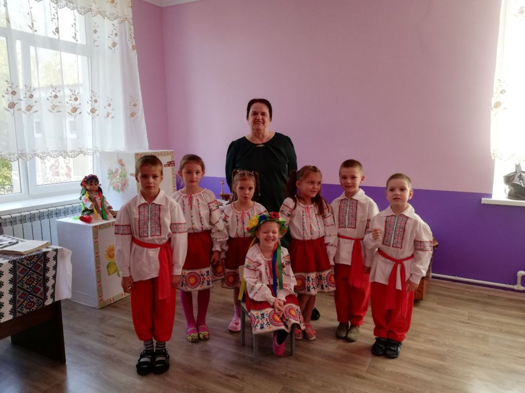 Щасливі діти, оточені безкорисливою любов’ю