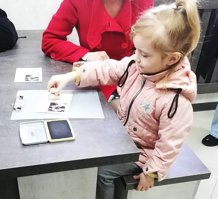 Поштова марка, що презентує подію