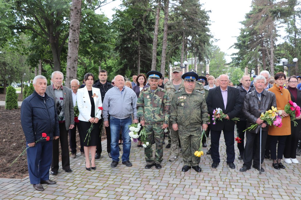 Герою  присвячується…