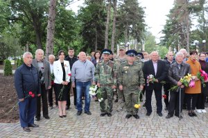 Герою  присвячується…