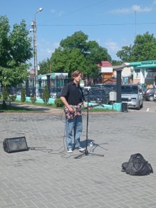 Вуличний музикант Радомир Тимощук