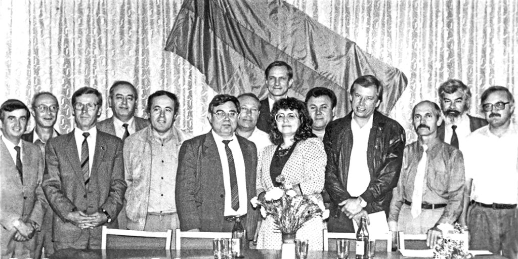 І ЗВІДКИСЬ ЗВЕРХУ дивиться на нас…