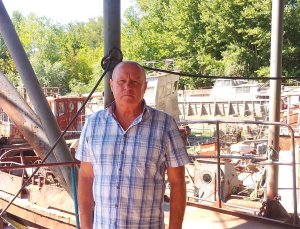 Не затихне гуркіт плавучих кранів над Дністром