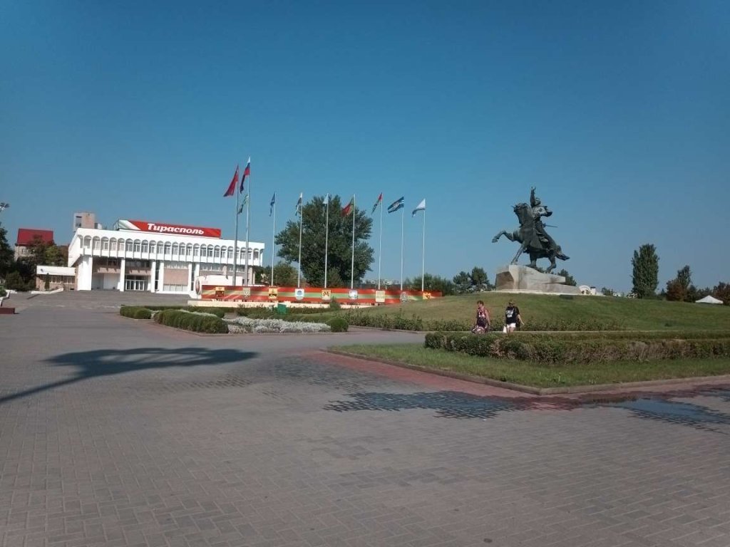 Придністров’я – рідний край: Поле, річка, зелен гай. Разом весело іти, Тут живемо я і ти.
