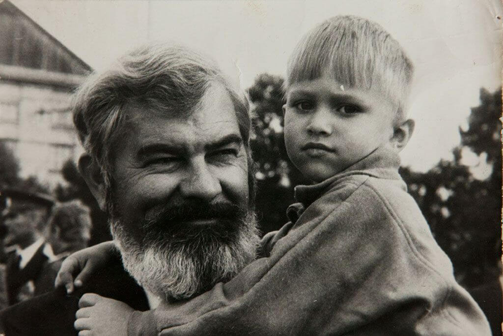 Згораючи сам, світив іншим