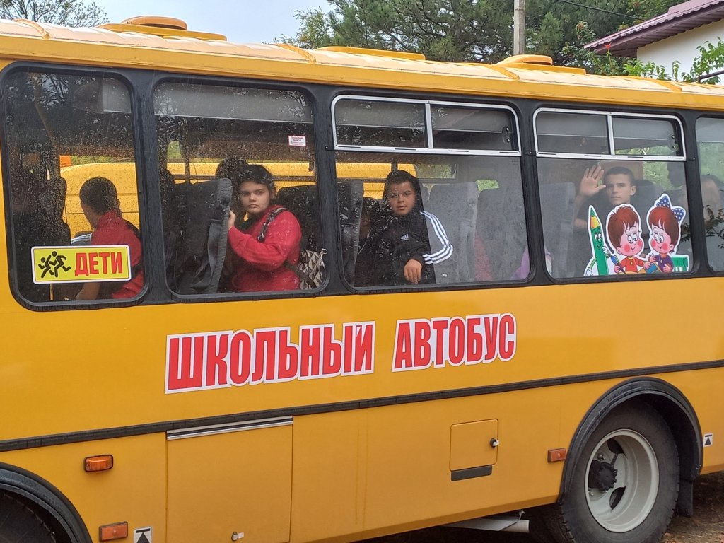 У школу і дитячий  садок – НА АВТОБУСІ