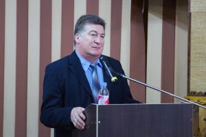 А інакше навіщо на землі оцій  вічній живу?