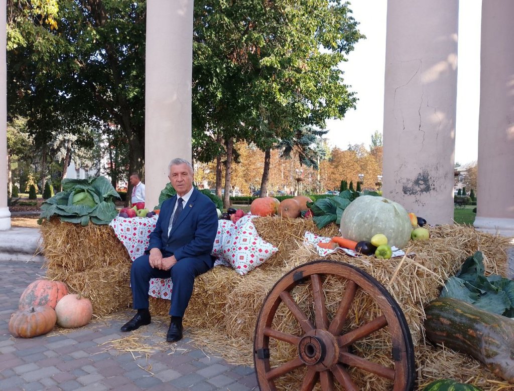 Осінній настрій, музика вина та грона винограду з пагорбів