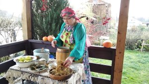 Весна веселить квітами,  а осінь – плодами