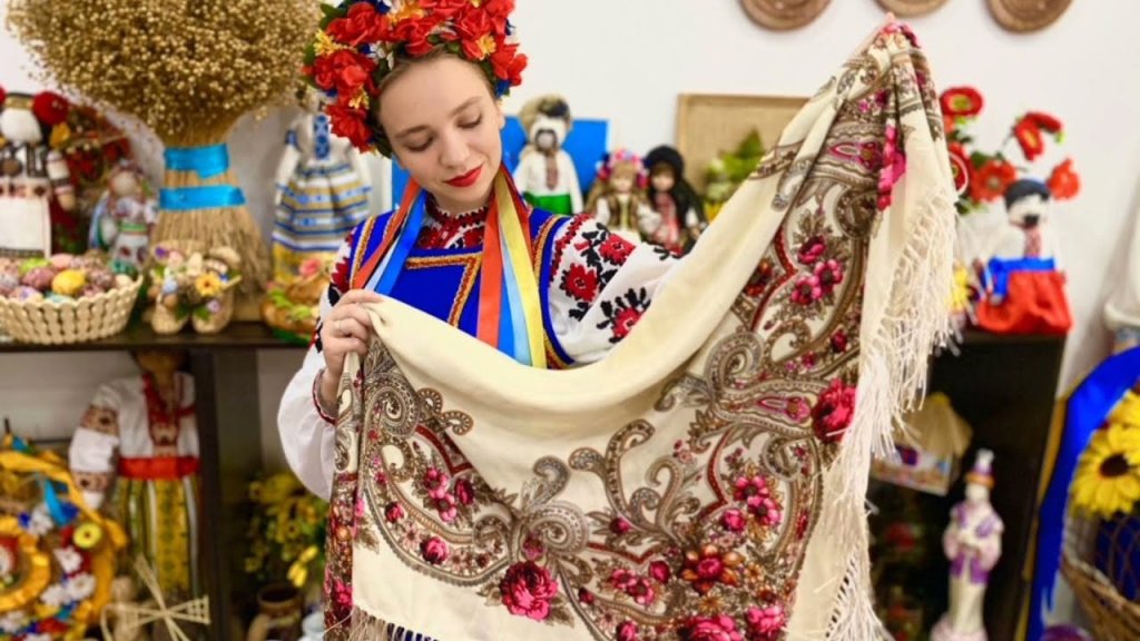 Ти мені, хустино, дуже дорогенька, бо таку носила моя люба ненька