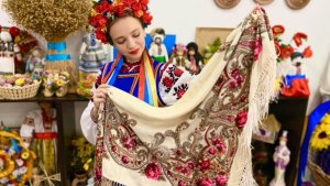 Ти мені, хустино, дуже дорогенька, бо таку носила  моя люба ненька